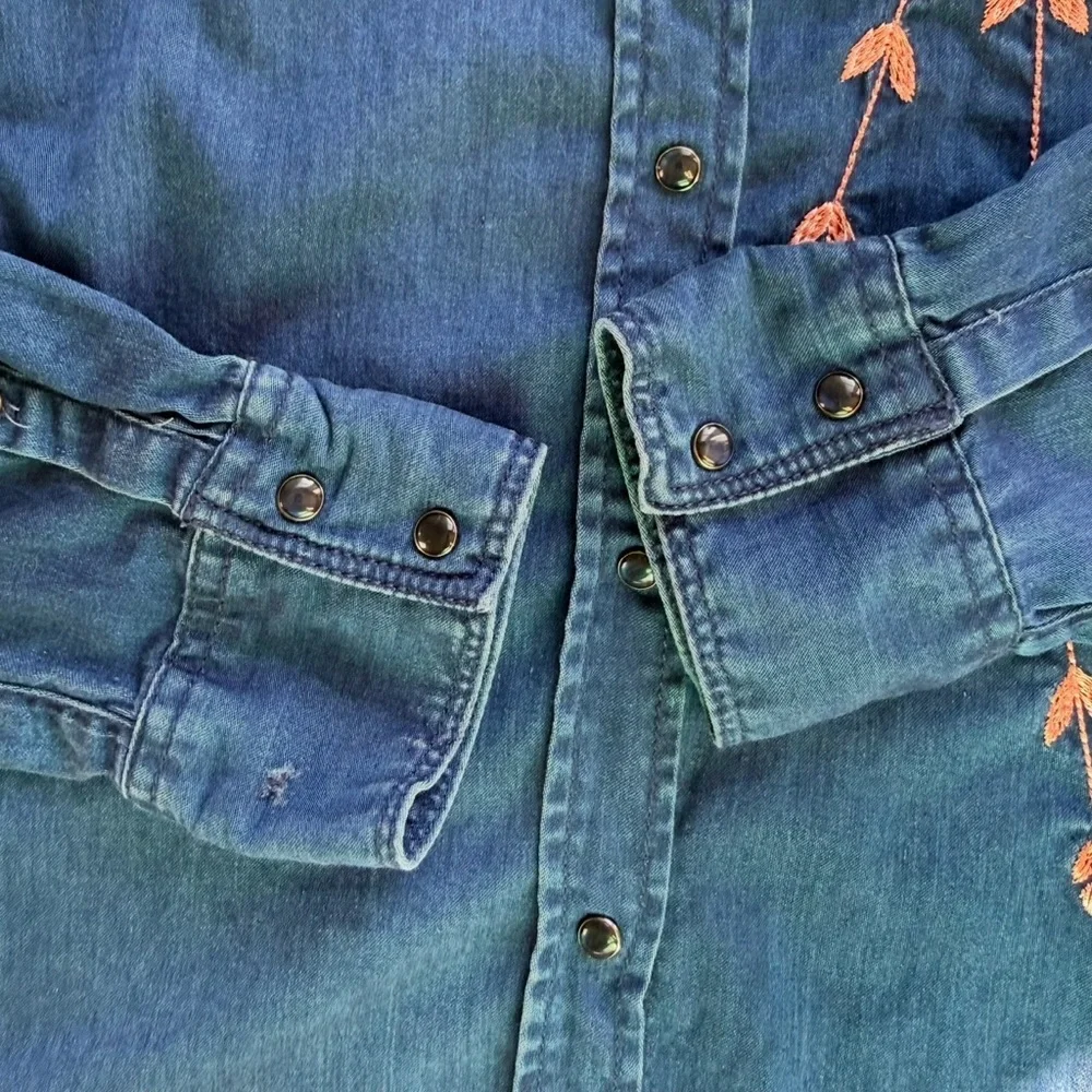 Guess Blue  Button Down Shirt with Pink Floral Embroidery Size M Boho Western - Picture 10 of 16